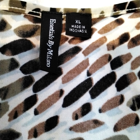 Wrap around animal print top, size XL - Picture 9 of 11
